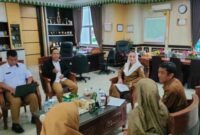 Bupati Natuna, Cen Sui Lan, menerima audiensi dari perwakilan tenaga honorer kategori R2 dan R3, pada Senin (7/7/2025). Foto: INIKEPRI.COM
