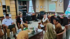 Bupati Natuna, Cen Sui Lan, menerima audiensi dari perwakilan tenaga honorer kategori R2 dan R3, pada Senin (7/7/2025). Foto: INIKEPRI.COM
