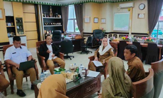 Bupati Natuna, Cen Sui Lan, menerima audiensi dari perwakilan tenaga honorer kategori R2 dan R3, pada Senin (7/7/2025). Foto: INIKEPRI.COM
