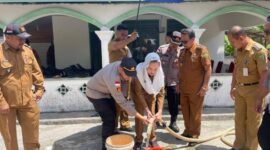 Pemerintah Kabupaten Natuna bersama Polres Natuna melaksanakan kegiatan distribusi air bersih gratis bagi masyarakat Desa Tapau, Kecamatan Bunguran Tengah, Selasa, 8 Juli 2025. Foto: INIKEPRI.COM/NatunaKab 