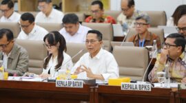 Kepala BP Batam sekaligus Wali Kota Batam, Amsakar Achmad, dalam Rapat Dengar Pendapat (RDP) bersama Komisi VI DPR RI di Jakarta, Rabu (9/7/2025). Ia hadir didampingi Wakil Kepala BP Batam, Li Claudia Chandra, dan jajaran deputi. Foto: INIKEPRI.COM