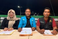 Dari kiri ke kanan: Sekretaris OC Irma, Ketua OC Budi, dan Ketua SC Adil Waraney. Foto: INIKEPRI.COM