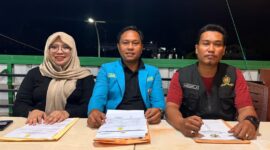 Dari kiri ke kanan: Sekretaris OC Irma, Ketua OC Budi, dan Ketua SC Adil Waraney. Foto: INIKEPRI.COM
