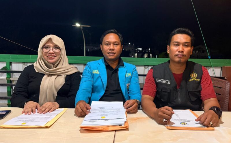 Dari kiri ke kanan: Sekretaris OC Irma, Ketua OC Budi, dan Ketua SC Adil Waraney. Foto: INIKEPRI.COM