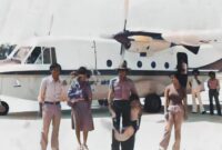 Drs. Hari Soekoraharjo, pegawai Otorita Batam, terlihat berdiri bersama rombongan di depan pesawat Merpati Nusantara Airlines (MNA) sesaat setelah mendarat di Hang Nadim, tahun 1979. Potret ini menjadi saksi awal geliat penerbangan di Batam. Foto: Istimewa 
