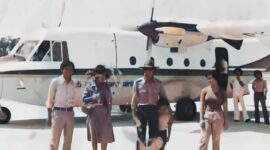 Drs. Hari Soekoraharjo, pegawai Otorita Batam, terlihat berdiri bersama rombongan di depan pesawat Merpati Nusantara Airlines (MNA) sesaat setelah mendarat di Hang Nadim, tahun 1979. Potret ini menjadi saksi awal geliat penerbangan di Batam. Foto: Istimewa 