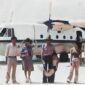 Drs. Hari Soekoraharjo, pegawai Otorita Batam, terlihat berdiri bersama rombongan di depan pesawat Merpati Nusantara Airlines (MNA) sesaat setelah mendarat di Hang Nadim, tahun 1979. Potret ini menjadi saksi awal geliat penerbangan di Batam. Foto: Istimewa 