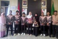 Bupati Natuna Cen Sui Lan berfoto bersama enam pelajar penerima Beasiswa PEM Akamigas dari SKK Migas. Mereka akan melanjutkan studi di bidang energi dan mineral di Cepu, Jawa Tengah. Foto: INIKEPRI.COM/NatunaKab 