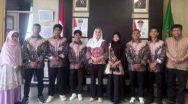 Bupati Natuna Cen Sui Lan berfoto bersama enam pelajar penerima Beasiswa PEM Akamigas dari SKK Migas. Mereka akan melanjutkan studi di bidang energi dan mineral di Cepu, Jawa Tengah. Foto: INIKEPRI.COM/NatunaKab 