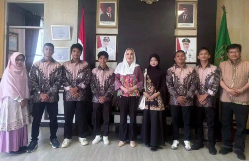 Bupati Natuna Cen Sui Lan berfoto bersama enam pelajar penerima Beasiswa PEM Akamigas dari SKK Migas. Mereka akan melanjutkan studi di bidang energi dan mineral di Cepu, Jawa Tengah. Foto: INIKEPRI.COM/NatunaKab 