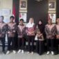 Bupati Natuna Cen Sui Lan berfoto bersama enam pelajar penerima Beasiswa PEM Akamigas dari SKK Migas. Mereka akan melanjutkan studi di bidang energi dan mineral di Cepu, Jawa Tengah. Foto: INIKEPRI.COM/NatunaKab 