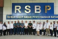 Direktur RSBP Batam, Kolonel Laut (K) dr. Tanto Budiharto, SpJP, menerima kunjungan kerja Wakil Kepala Pusat Kesehatan (Wakapuskes) TNI, Laksma TNI Dr. dr. R.M. Tjahja Nurrobi, Kamis (10/7/2025). Foto: INIKEPRI.COM/BP Batam 