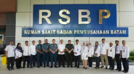 Direktur RSBP Batam, Kolonel Laut (K) dr. Tanto Budiharto, SpJP, menerima kunjungan kerja Wakil Kepala Pusat Kesehatan (Wakapuskes) TNI, Laksma TNI Dr. dr. R.M. Tjahja Nurrobi, Kamis (10/7/2025). Foto: INIKEPRI.COM/BP Batam 