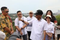 Kepala Badan Pengusahaan (BP) Batam, Amsakar Achmad bersama Wakil Kepala BP Batam, Li Claudia Chandra melakukan peninjauan ke lokasi aktivitas cut and fill yang berada di lokasi Hotel Vista, Jumat (11/7/2025). Foto; INIKEPRI.COM/BP Batam 