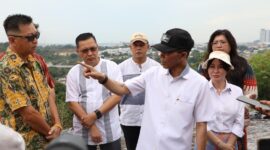 Kepala Badan Pengusahaan (BP) Batam, Amsakar Achmad bersama Wakil Kepala BP Batam, Li Claudia Chandra melakukan peninjauan ke lokasi aktivitas cut and fill yang berada di lokasi Hotel Vista, Jumat (11/7/2025). Foto; INIKEPRI.COM/BP Batam 