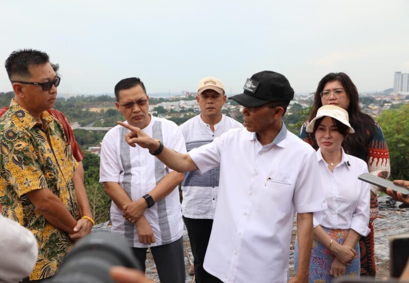 Kepala Badan Pengusahaan (BP) Batam, Amsakar Achmad bersama Wakil Kepala BP Batam, Li Claudia Chandra melakukan peninjauan ke lokasi aktivitas cut and fill yang berada di lokasi Hotel Vista, Jumat (11/7/2025). Foto; INIKEPRI.COM/BP Batam 