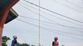 Petugas PLN Belakangpadang mengambil layangan yang menyangkut di jaringan kabel listrik di wilayah setempat. Foto: INIKEPRI.COM
