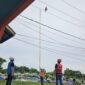 Petugas PLN Belakangpadang mengambil layangan yang menyangkut di jaringan kabel listrik di wilayah setempat. Foto: INIKEPRI.COM
