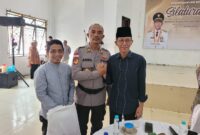 Kapolsek Belakangpadang bersama Wali Kota Batam Amsakar Achmad. Foto: INIKEPRI.COM