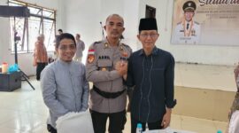 Kapolsek Belakangpadang bersama Wali Kota Batam Amsakar Achmad. Foto: INIKEPRI.COM