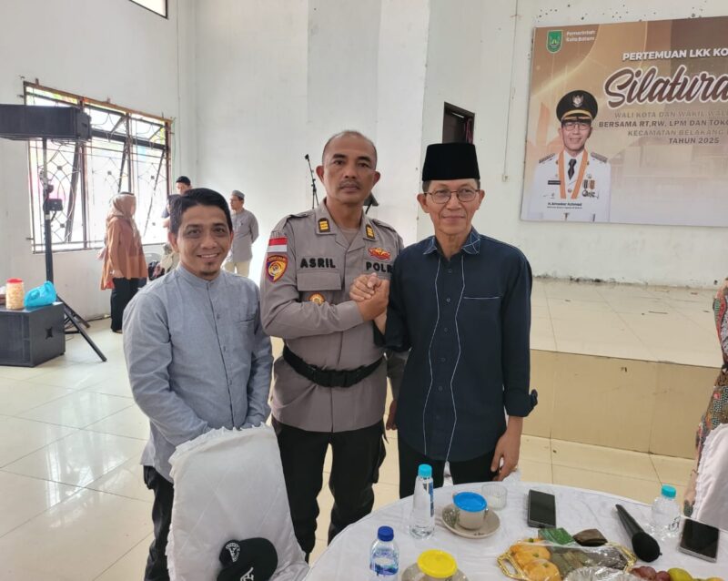 Kapolsek Belakangpadang bersama Wali Kota Batam Amsakar Achmad. Foto: INIKEPRI.COM