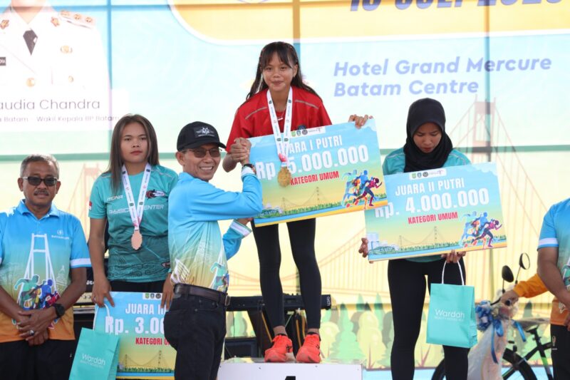 Kepala BP Batam/Wali Kota Batam Amsakar Achmad membuka Event Batam 10K 2025 pada Minggu (13/7/2025) bertempat di Hotel Grand Mercure Batam Centre. Foto: INIKEPRI.COM/BP Batam 