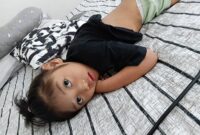 Salah satu anak tengah menunggu giliran fisioterapi di rumah singgah Ar-Rahman Rusli dan Firza Paloh. Foto: INIKEPRI.COM