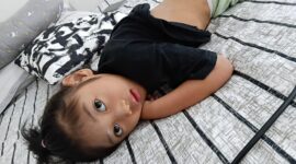 Salah satu anak tengah menunggu giliran fisioterapi di rumah singgah Ar-Rahman Rusli dan Firza Paloh. Foto: INIKEPRI.COM