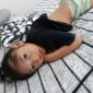 Salah satu anak tengah menunggu giliran fisioterapi di rumah singgah Ar-Rahman Rusli dan Firza Paloh. Foto: INIKEPRI.COM