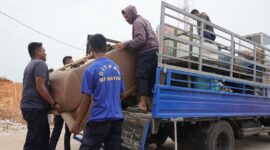 BP Batam kembali memfasilitasi pergeseran dua Kepala Keluarga (KK) terdampak pengembangan Rempang Eco-City ke rumah baru Tanjung Banon secara bertahap dan humanis, Selasa (15/7/2025). Foto: INIKEPRI.COM/BP Batam 