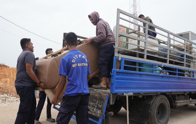 BP Batam kembali memfasilitasi pergeseran dua Kepala Keluarga (KK) terdampak pengembangan Rempang Eco-City ke rumah baru Tanjung Banon secara bertahap dan humanis, Selasa (15/7/2025). Foto: INIKEPRI.COM/BP Batam 
