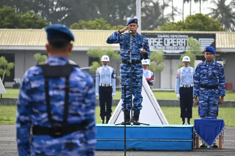 Pangkalan TNI AU Raden Sadjad (Lanud RSA) menggelar upacara bendera rutin tanggal 17 setiap bulan di Main Apron Lanud RSA, Kamis (17/7/2025). Foto: INIKEPRI.COM