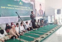 Ketua DPRD Kota Batam yang juga menjabat sebagai Ketua Yayasan Al-Fadlu 7, Muhammad Kamaluddin, dalam momen menerima langsung kedatangan 90 santri baru yang akan menempuh pendidikan di SMP Pondok Pesantren Al-Fadlu 7 Batam. Foto: INIKEPRI.COM