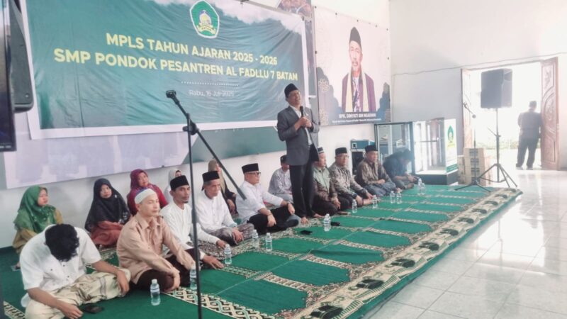 Ketua DPRD Kota Batam yang juga menjabat sebagai Ketua Yayasan Al-Fadlu 7, Muhammad Kamaluddin, dalam momen menerima langsung kedatangan 90 santri baru yang akan menempuh pendidikan di SMP Pondok Pesantren Al-Fadlu 7 Batam. Foto: INIKEPRI.COM