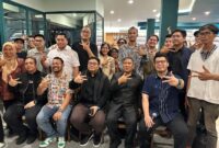 Momen foto bersama seusai Bincang Bersama Kawendra Lukistian, Ketua Umum DPP Gerakan Ekonomi Kreatif Nasional (Gekrafs), yang digelar di Sozo Bakery, Batam, Kamis malam (17/7/2025). Foto: INIKEPRI.COM