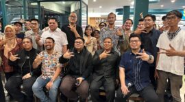 Momen foto bersama seusai Bincang Bersama Kawendra Lukistian, Ketua Umum DPP Gerakan Ekonomi Kreatif Nasional (Gekrafs), yang digelar di Sozo Bakery, Batam, Kamis malam (17/7/2025). Foto: INIKEPRI.COM