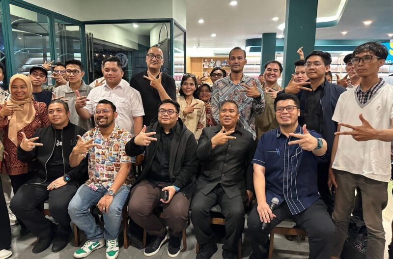Momen foto bersama seusai Bincang Bersama Kawendra Lukistian, Ketua Umum DPP Gerakan Ekonomi Kreatif Nasional (Gekrafs), yang digelar di Sozo Bakery, Batam, Kamis malam (17/7/2025). Foto: INIKEPRI.COM