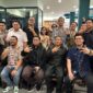 Momen foto bersama seusai Bincang Bersama Kawendra Lukistian, Ketua Umum DPP Gerakan Ekonomi Kreatif Nasional (Gekrafs), yang digelar di Sozo Bakery, Batam, Kamis malam (17/7/2025). Foto: INIKEPRI.COM