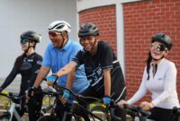 Kepala BP Batam, Amsakar Achmad, dan Wakil Kepala BP Batam, Li Claudia Chandra, mengikuti kegiatan Gowes Santai bersama Polda Kepri, Minggu (20/7/2025). Foto: INIKEPRI.COM/BP Batam