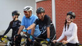 Kepala BP Batam, Amsakar Achmad, dan Wakil Kepala BP Batam, Li Claudia Chandra, mengikuti kegiatan Gowes Santai bersama Polda Kepri, Minggu (20/7/2025). Foto: INIKEPRI.COM/BP Batam
