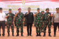 Ketua DPRD Kota Batam, H. Muhammad Kamaludin (tengah berbaju hitam), berpose bersama jajaran TNI, Polri, dan Forkopimda usai upacara pembukaan TMMD ke-125 Tahun 2025 di Lapangan Kavling Sambau IV, Rabu (23/7/2025). Kegiatan ini menandai dimulainya sinergi pembangunan antara TNI dan masyarakat untuk memperkuat ketahanan nasional dari desa. Foto: INIKEPRI.COM
