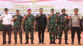 Ketua DPRD Kota Batam, H. Muhammad Kamaludin (tengah berbaju hitam), berpose bersama jajaran TNI, Polri, dan Forkopimda usai upacara pembukaan TMMD ke-125 Tahun 2025 di Lapangan Kavling Sambau IV, Rabu (23/7/2025). Kegiatan ini menandai dimulainya sinergi pembangunan antara TNI dan masyarakat untuk memperkuat ketahanan nasional dari desa. Foto: INIKEPRI.COM
