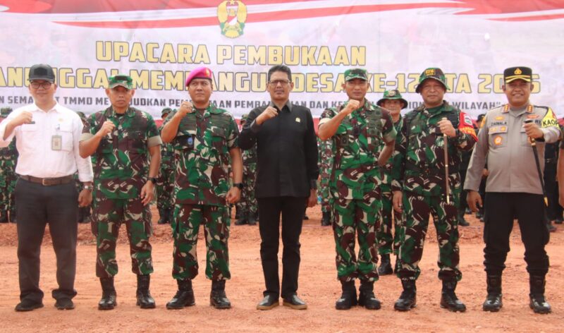 Ketua DPRD Kota Batam, H. Muhammad Kamaludin (tengah berbaju hitam), berpose bersama jajaran TNI, Polri, dan Forkopimda usai upacara pembukaan TMMD ke-125 Tahun 2025 di Lapangan Kavling Sambau IV, Rabu (23/7/2025). Kegiatan ini menandai dimulainya sinergi pembangunan antara TNI dan masyarakat untuk memperkuat ketahanan nasional dari desa. Foto: INIKEPRI.COM
