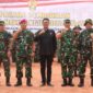 Ketua DPRD Kota Batam, H. Muhammad Kamaludin (tengah berbaju hitam), berpose bersama jajaran TNI, Polri, dan Forkopimda usai upacara pembukaan TMMD ke-125 Tahun 2025 di Lapangan Kavling Sambau IV, Rabu (23/7/2025). Kegiatan ini menandai dimulainya sinergi pembangunan antara TNI dan masyarakat untuk memperkuat ketahanan nasional dari desa. Foto: INIKEPRI.COM
