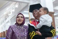 Kepala BP Batam sekaligus Wali Kota Batam Amsakar Achmad resmi dikukuhkan gelar Doktor pada Rabu siang (23/7/2025) pada acara Wisuda Doktor Ilmu Pemerintahan di Gedung Balairung Rudini Kampus Institut Pemerintahan Dalam Negeri (IPDN) Jatinangor, Jawa Barat. Foto: INIKEPRI.COM/BP Batam