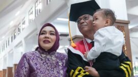 Kepala BP Batam sekaligus Wali Kota Batam Amsakar Achmad resmi dikukuhkan gelar Doktor pada Rabu siang (23/7/2025) pada acara Wisuda Doktor Ilmu Pemerintahan di Gedung Balairung Rudini Kampus Institut Pemerintahan Dalam Negeri (IPDN) Jatinangor, Jawa Barat. Foto: INIKEPRI.COM/BP Batam 