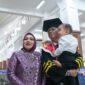 Kepala BP Batam sekaligus Wali Kota Batam Amsakar Achmad resmi dikukuhkan gelar Doktor pada Rabu siang (23/7/2025) pada acara Wisuda Doktor Ilmu Pemerintahan di Gedung Balairung Rudini Kampus Institut Pemerintahan Dalam Negeri (IPDN) Jatinangor, Jawa Barat. Foto: INIKEPRI.COM/BP Batam 