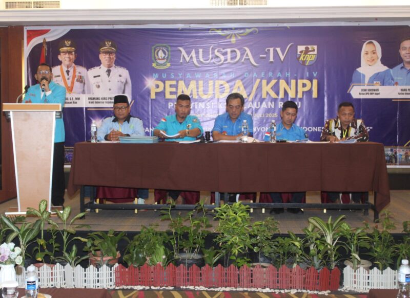 Andhi Kusuma di podium saat Musda IV KNPI Kepri. Foto: INIKEPRI.COM