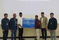 Komisaris Independen Bank BTN Pietra Machreza Paloh didampingi perwakilan BTN Batam menyerahkan CSR ke salah satu penerima. Foto: INIKEPRI.COM