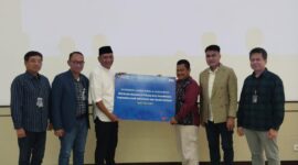 Komisaris Independen Bank BTN Pietra Machreza Paloh didampingi perwakilan BTN Batam menyerahkan CSR ke salah satu penerima. Foto: INIKEPRI.COM